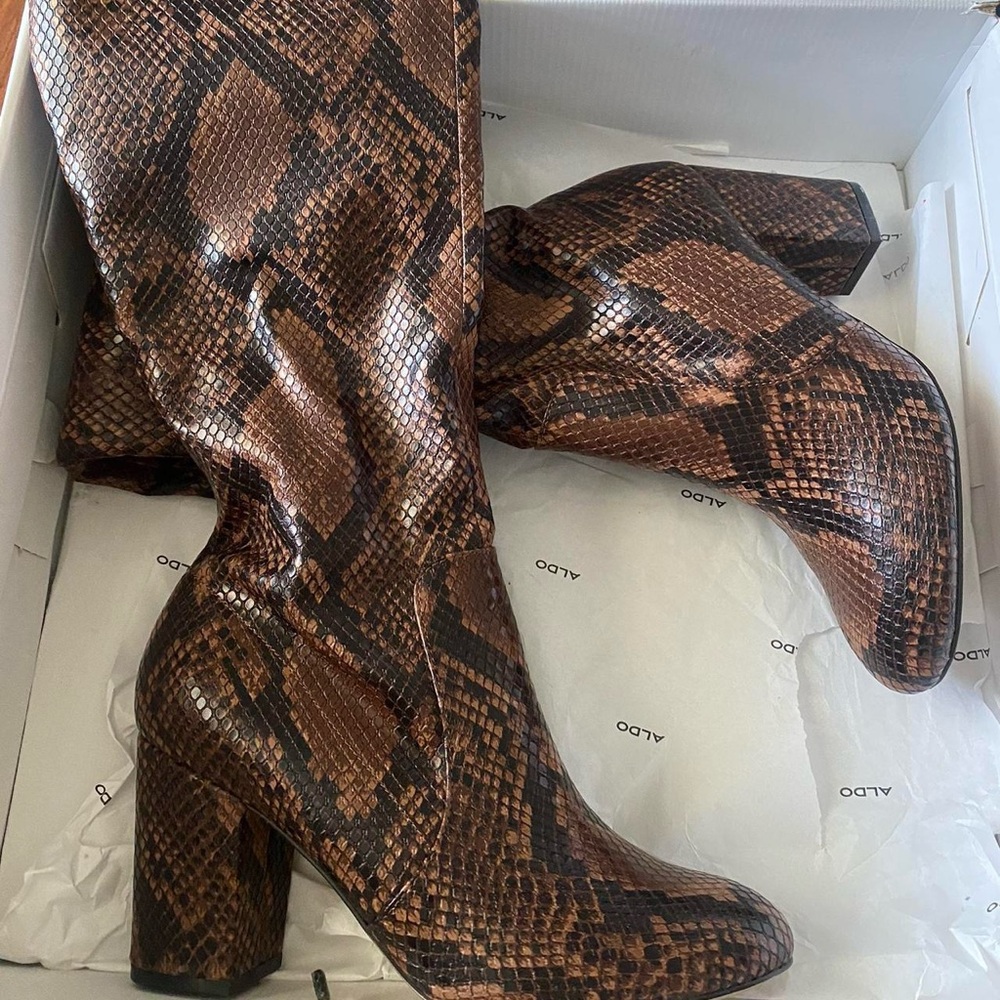 Knee High Snake Print Boots 🤎